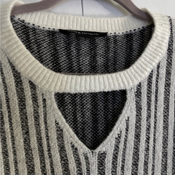 Rock & Republic Sweater with cut out - Picture 3 of 5